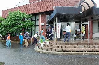 避難所に避難する様子
