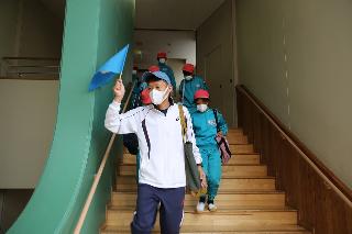 小学生が避難をしている様子