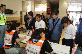 避難した児童の保護者への引き渡しの様子