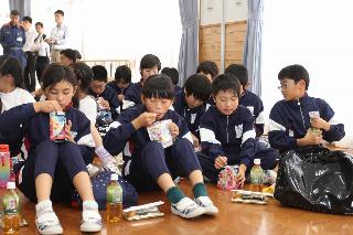 避難した児童が炊き出しの試食をしている様子