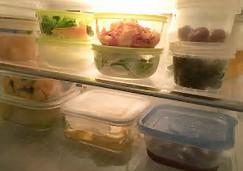保存容器に入れて、食品を冷蔵庫内に並べている写真