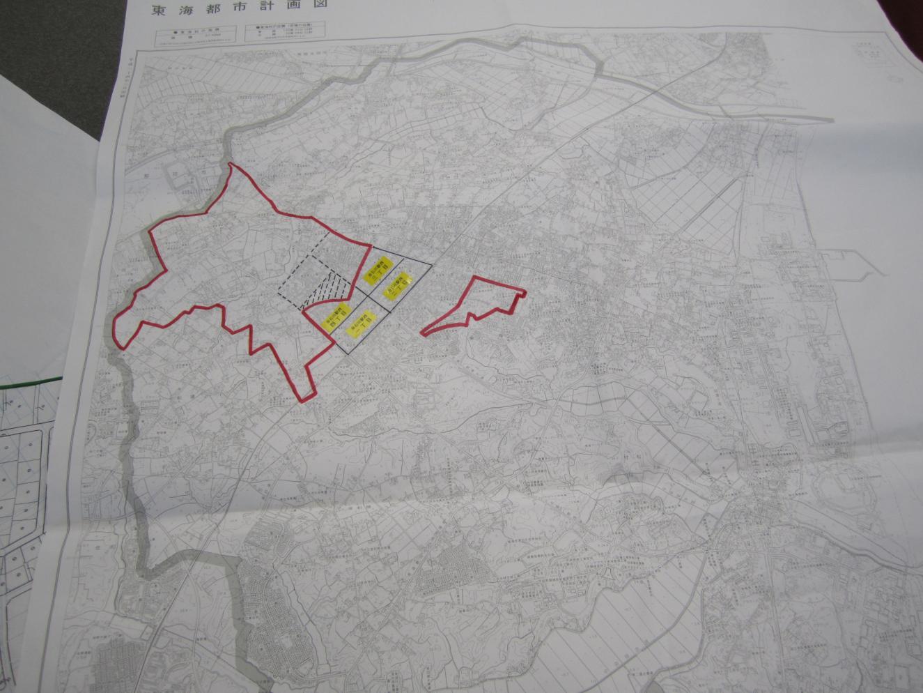 地域の一部が赤線で囲われ、注釈などが入った白地図の写真