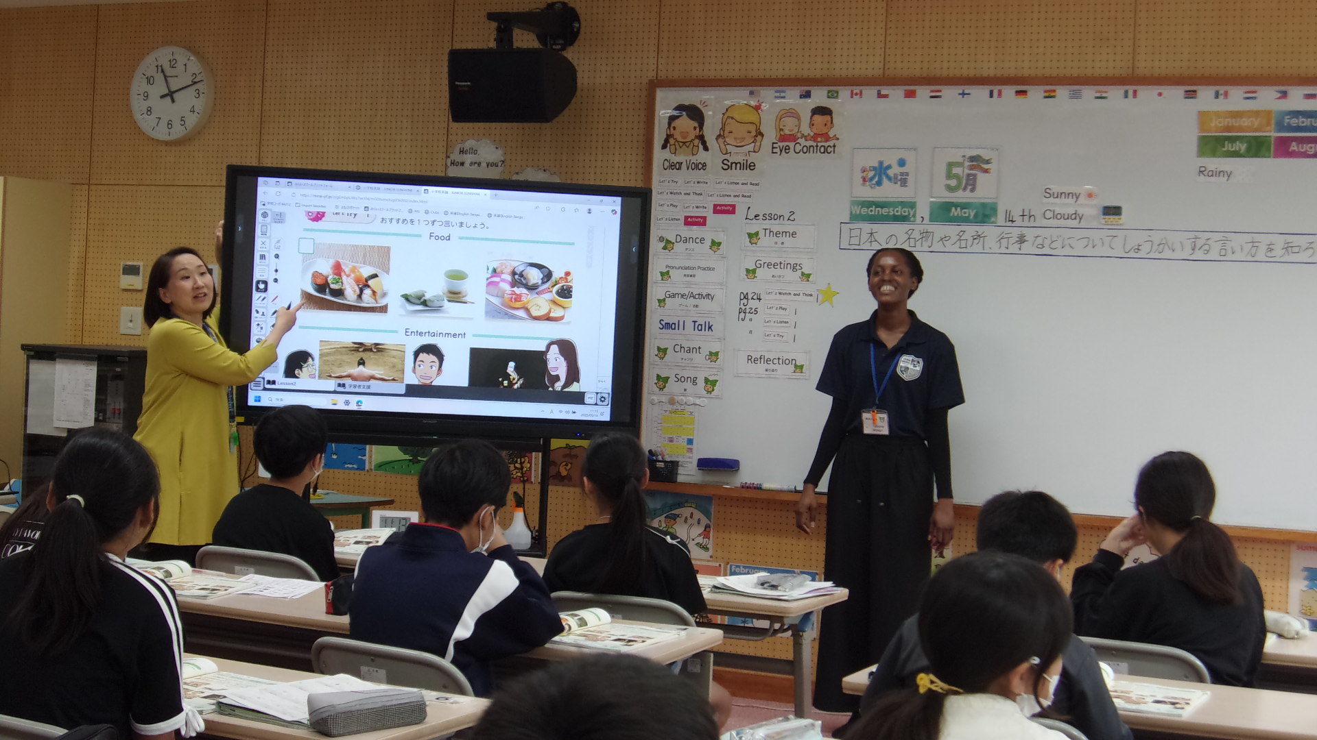 照沼小の外国人講師が授業を行っている写真