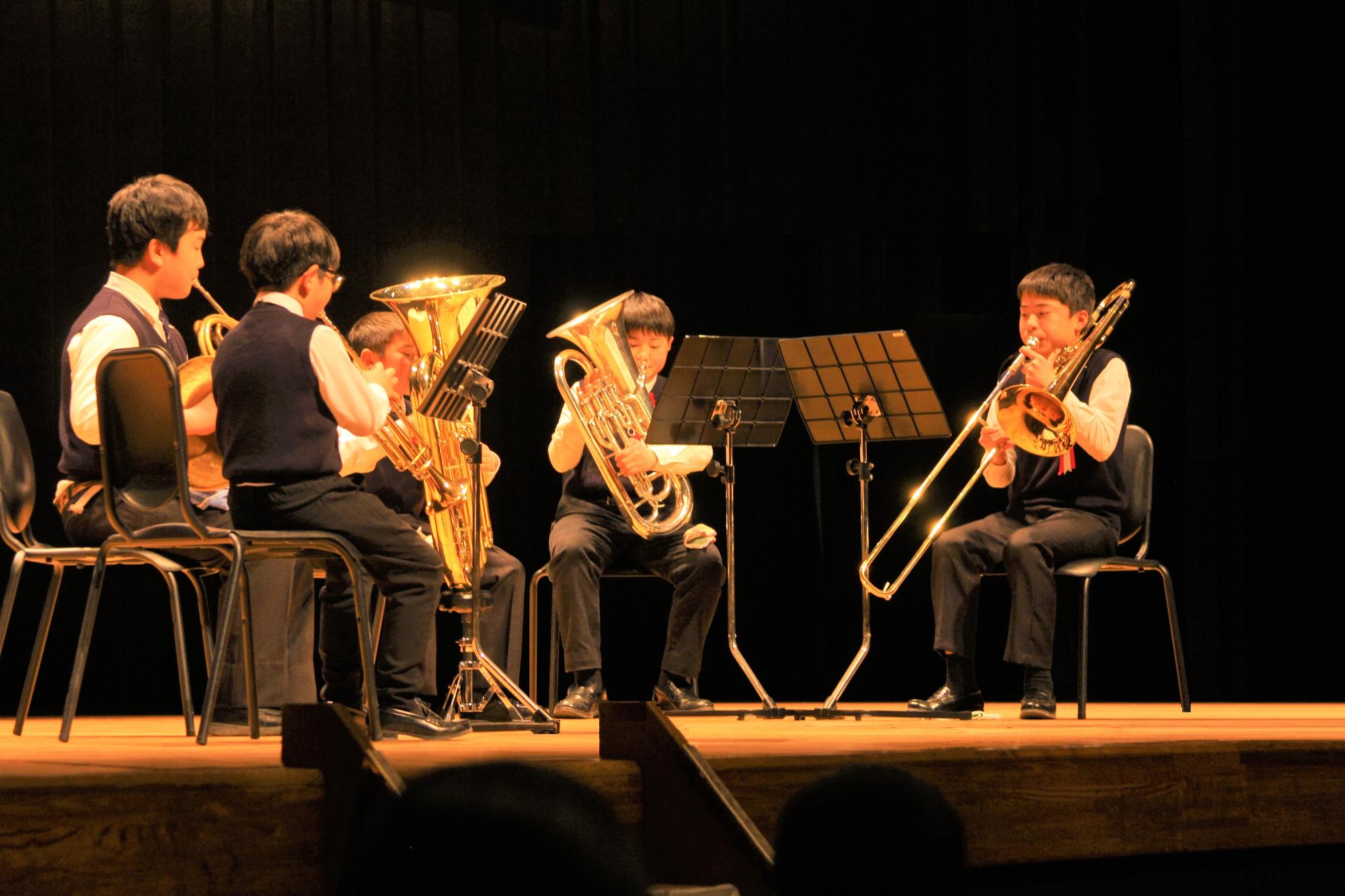 教育振興大会金管六重奏の演奏の様子
