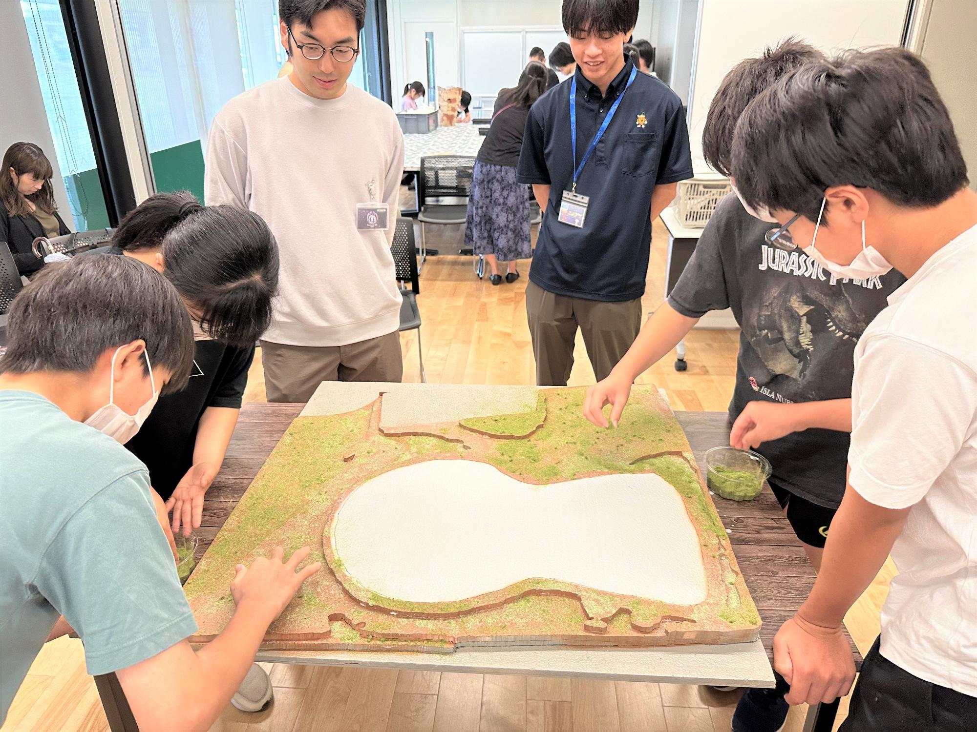 古墳ジオラマ着色作業の様子