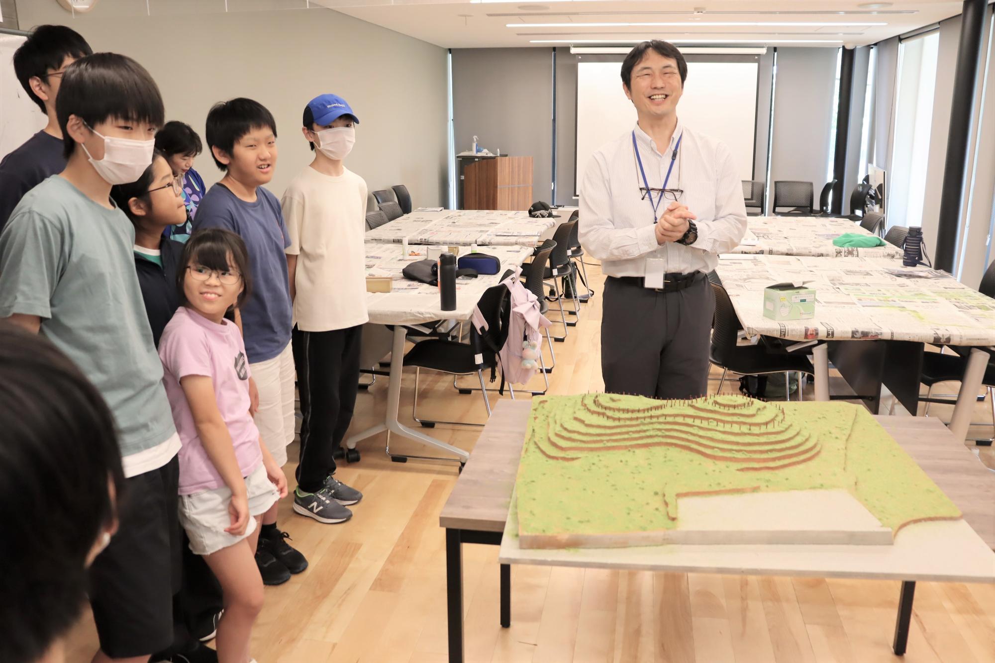ジオラマから古墳を考える様子