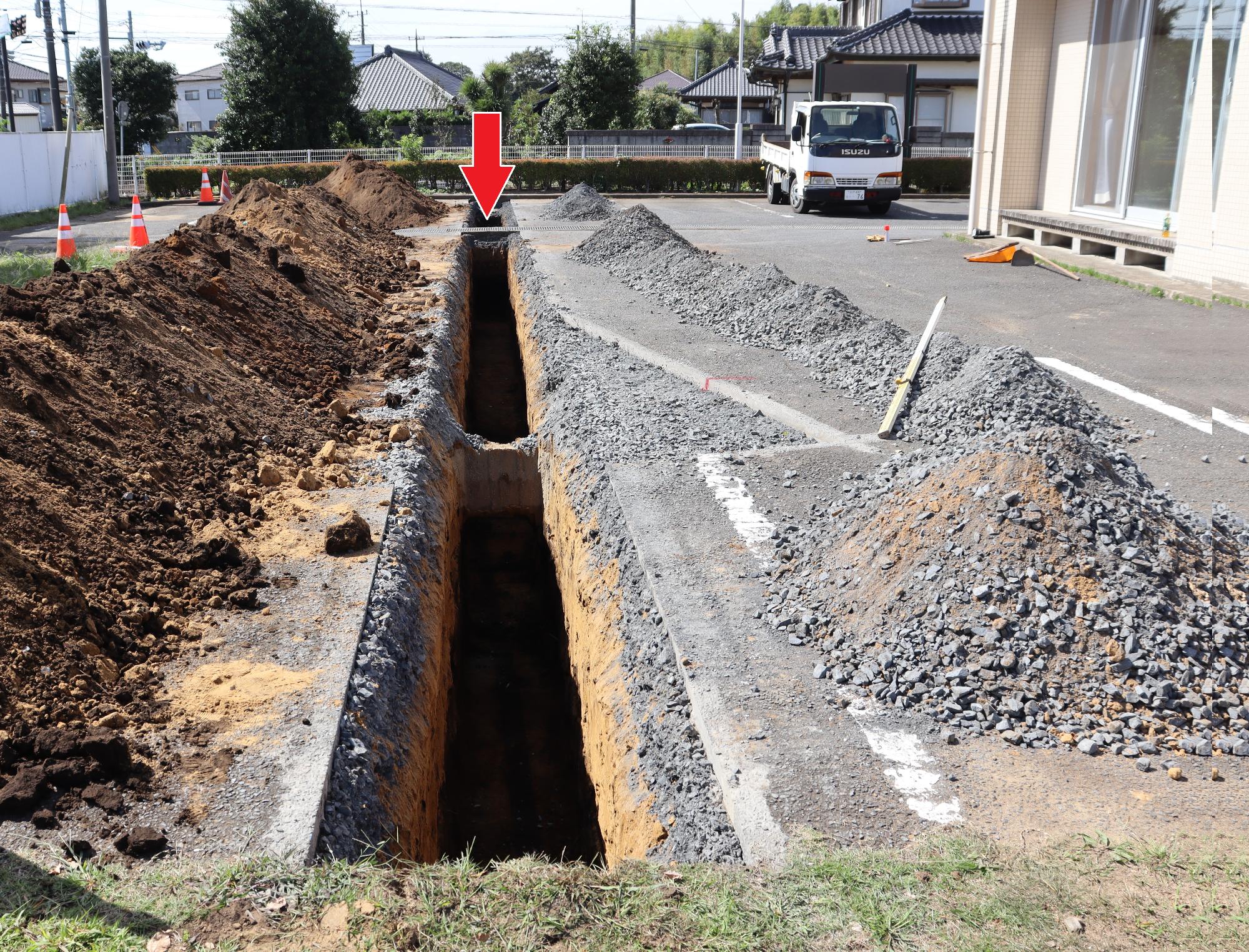 写真2堀発掘のようす東から
