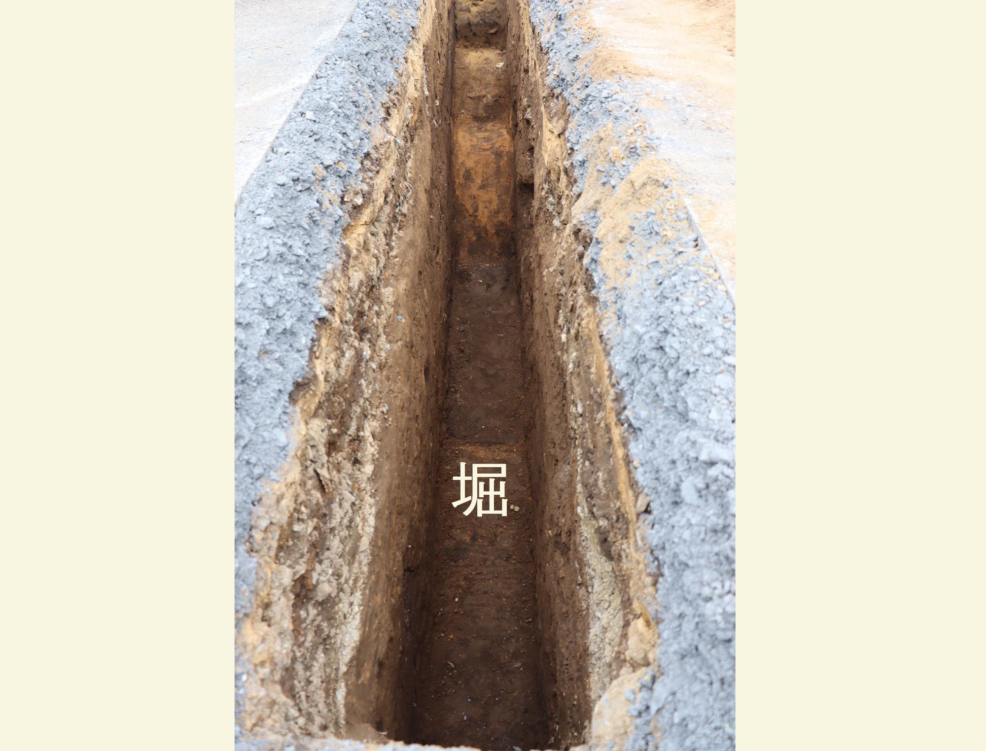 写真3堀発掘のようす西から