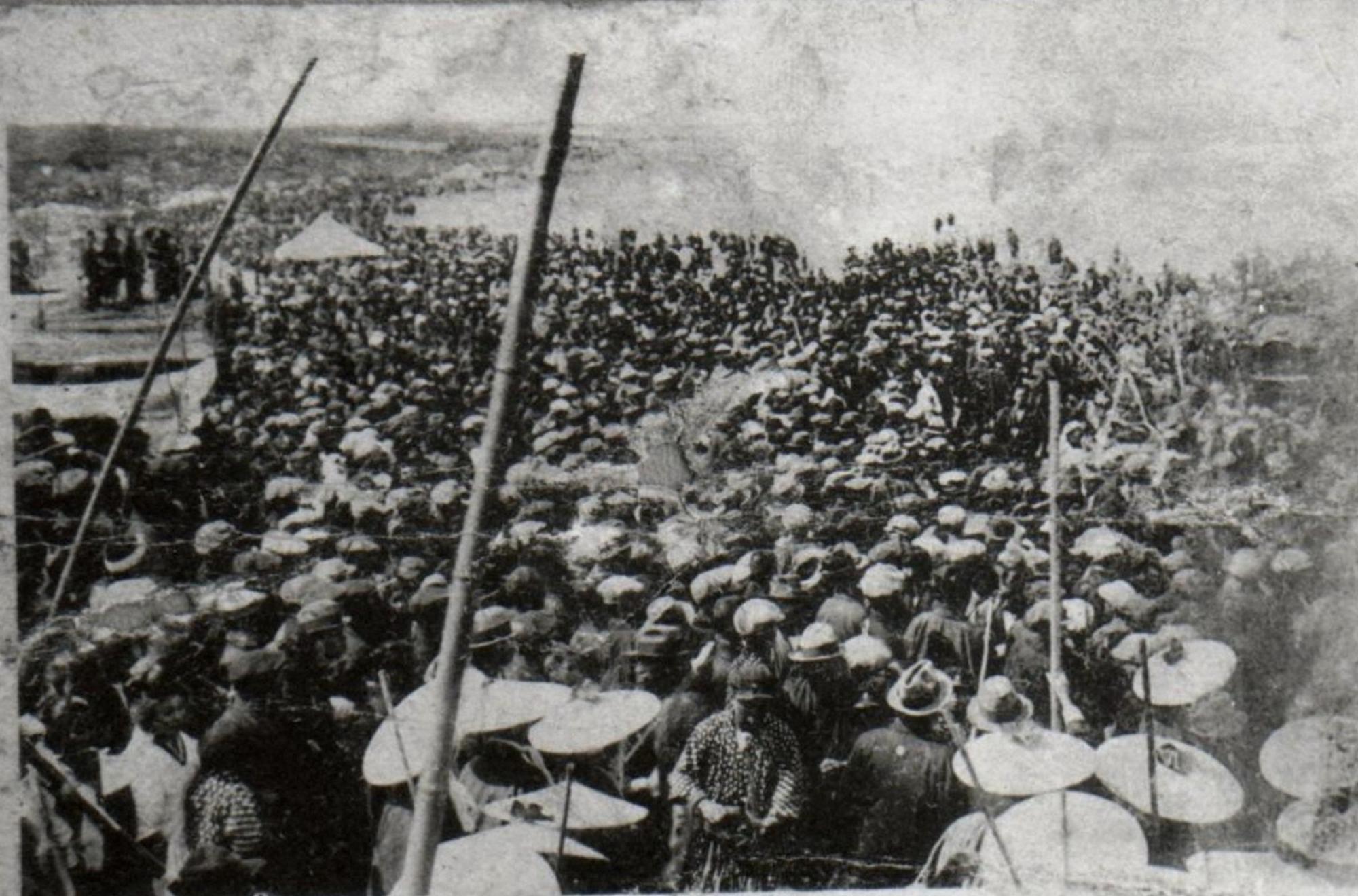 阿字ヶ浦に集まった競馬見物の群衆