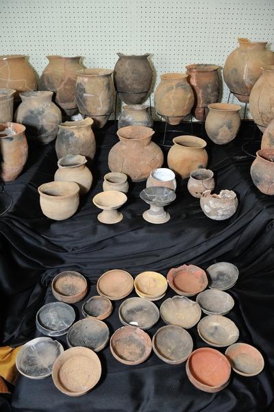 小沢野遺跡から出土した壺や皿など様々な形の器が並ぶ写真