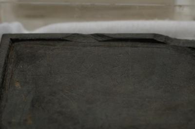 村松白根遺跡から出土した硯に書かれている人の姿の写真