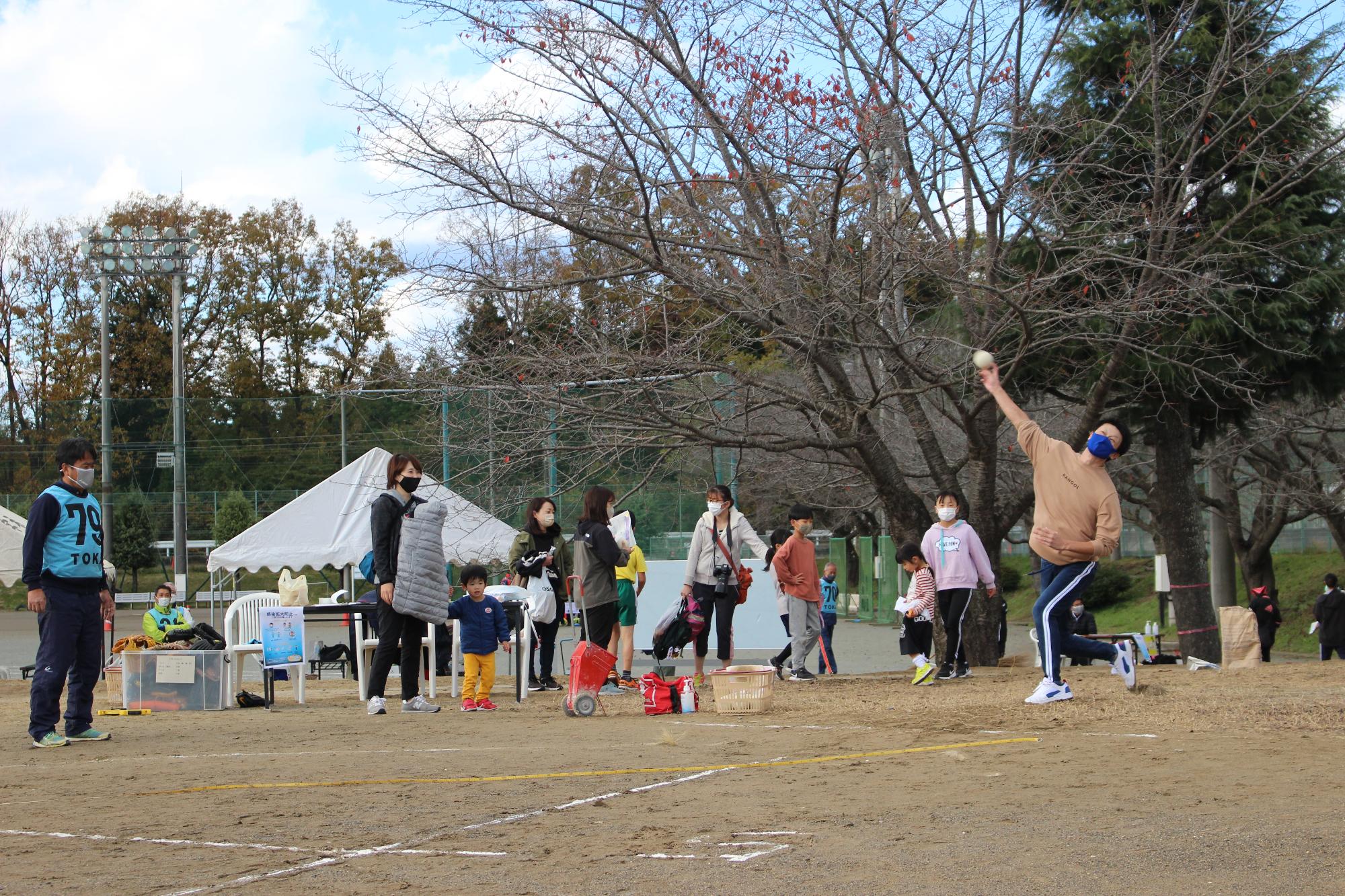 ソフトボール投げ1