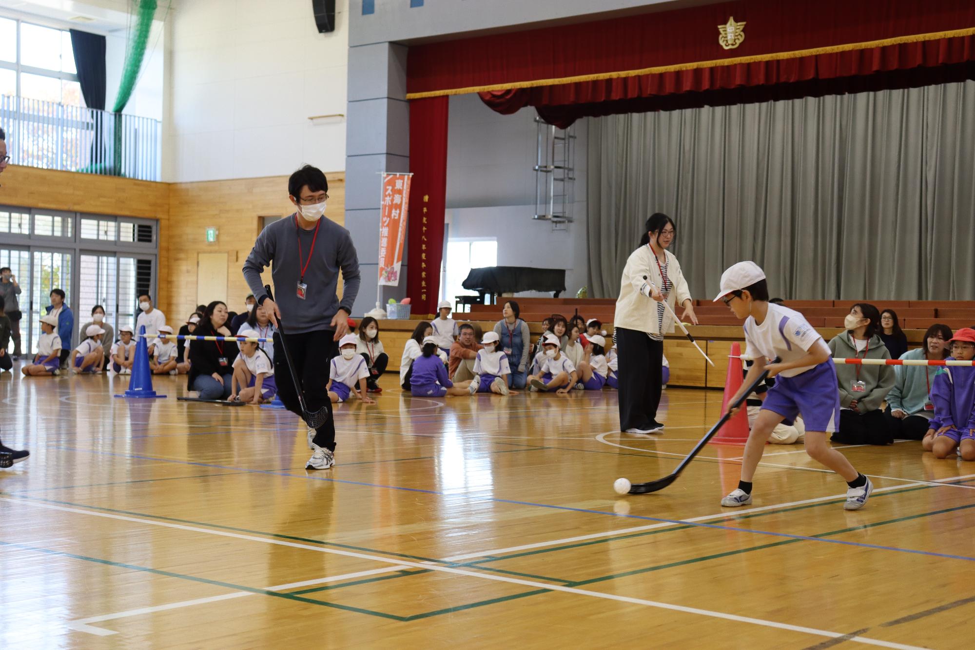 親子レクでホッケーリレー