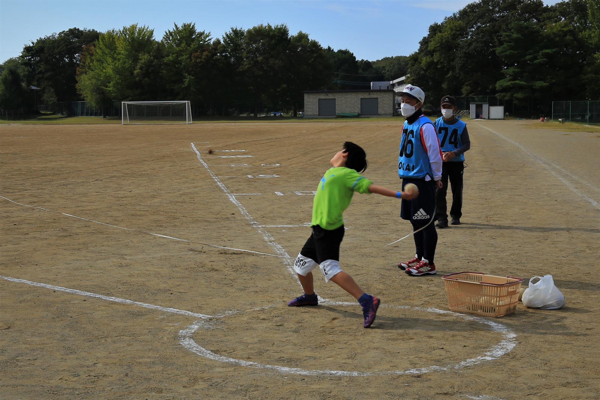 ソフトボール投げ