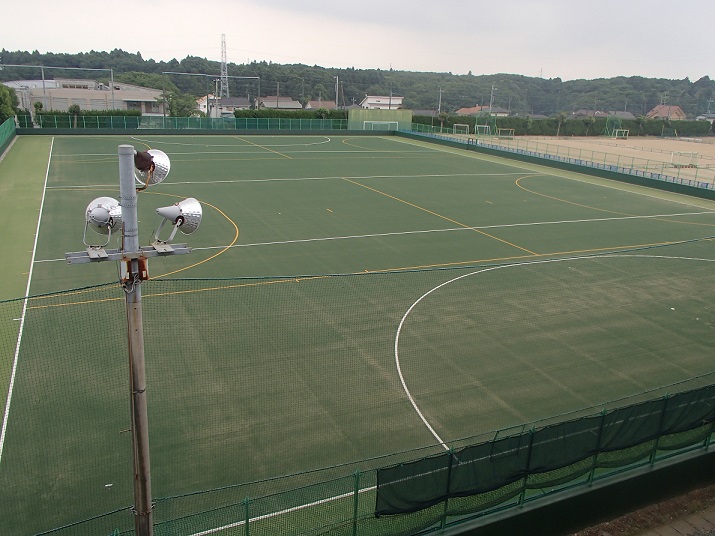 県立東海高等学校多目的グラウンドを撮影して手前に照明塔が写っている写真