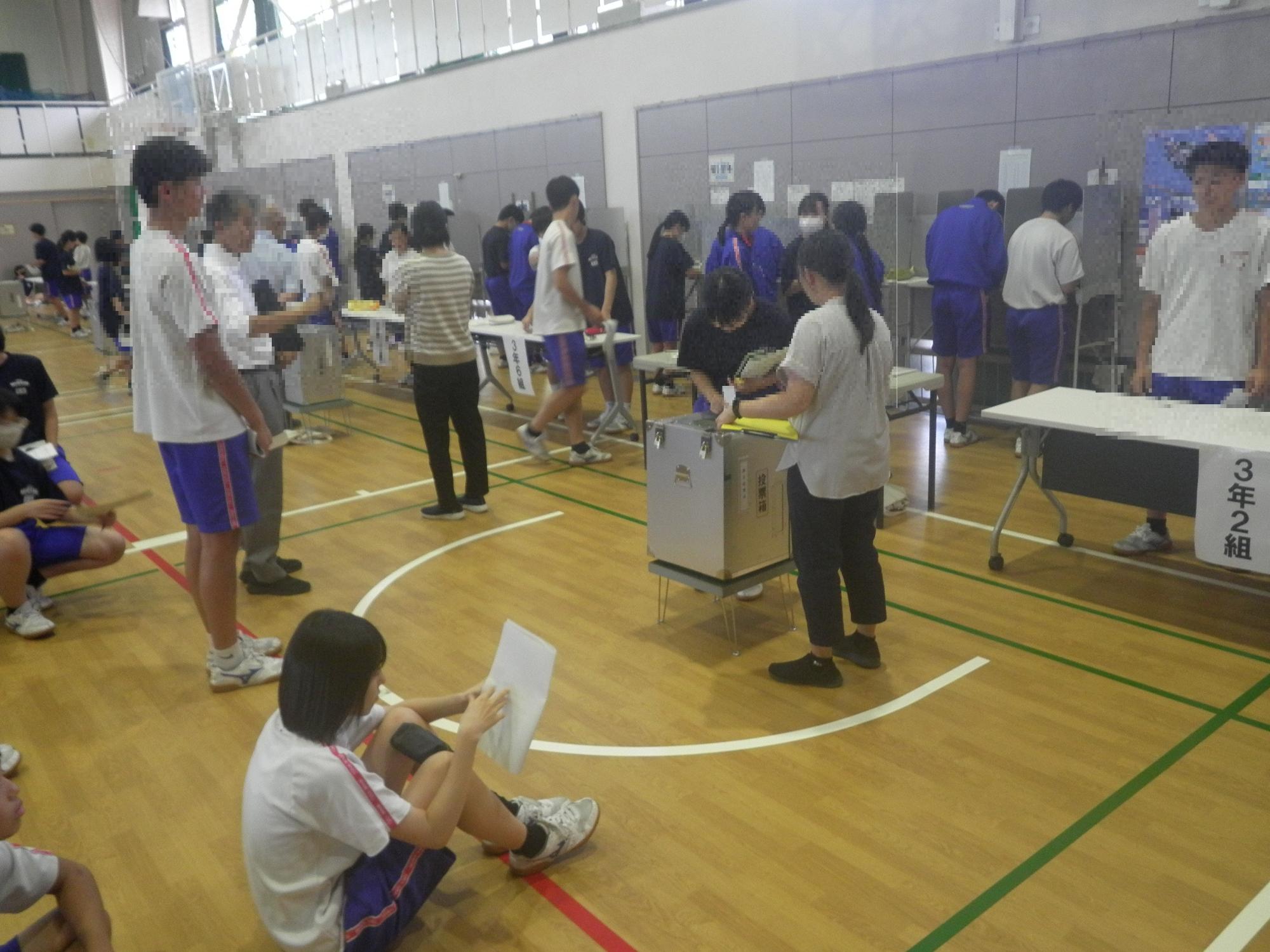 東海南中学校生徒会選挙投票する様子。