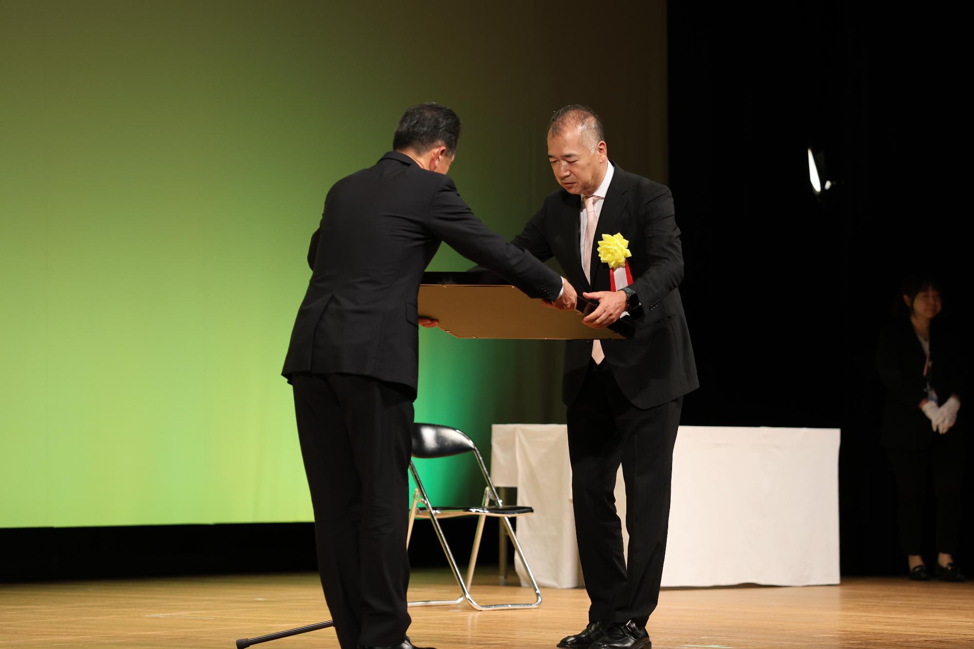 記念式典中の画像