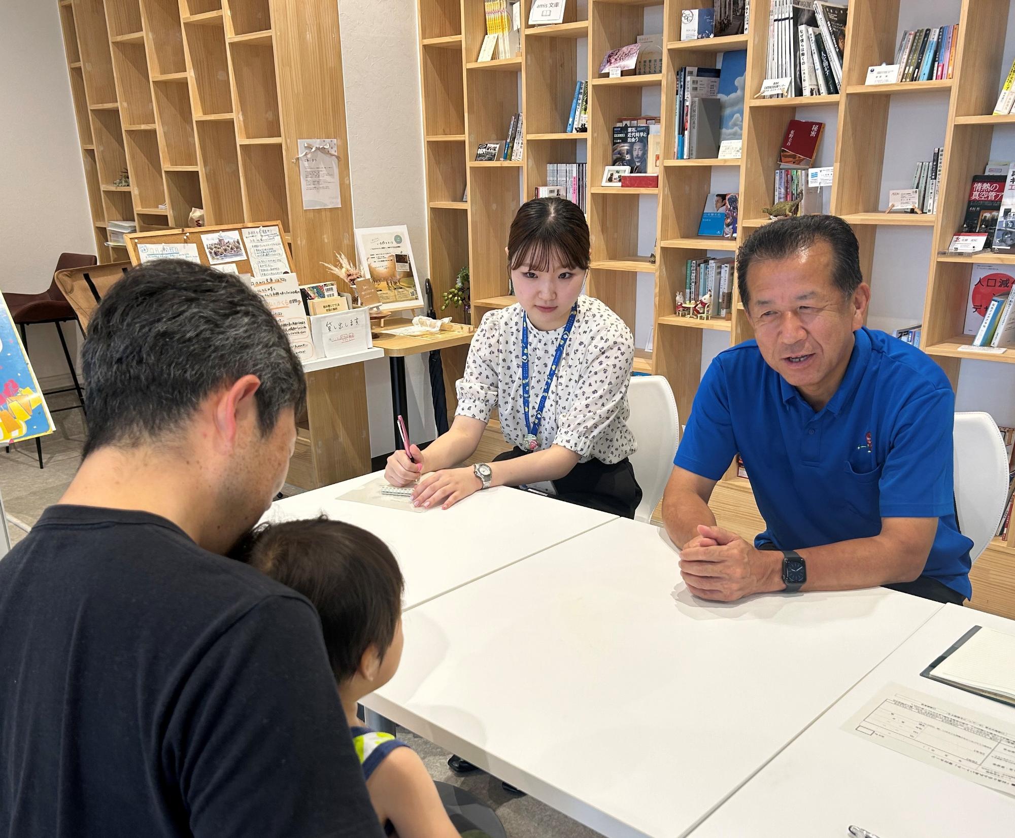 向かい合いフリートークをする、東海村村長と男性とお子さんの写真