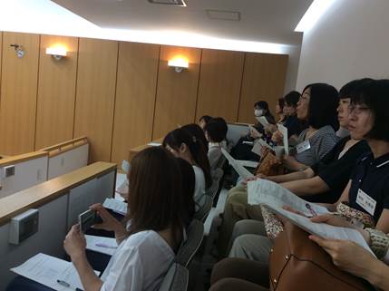 傍聴席に座り、東海村議会を傍聴する研修生達の写真