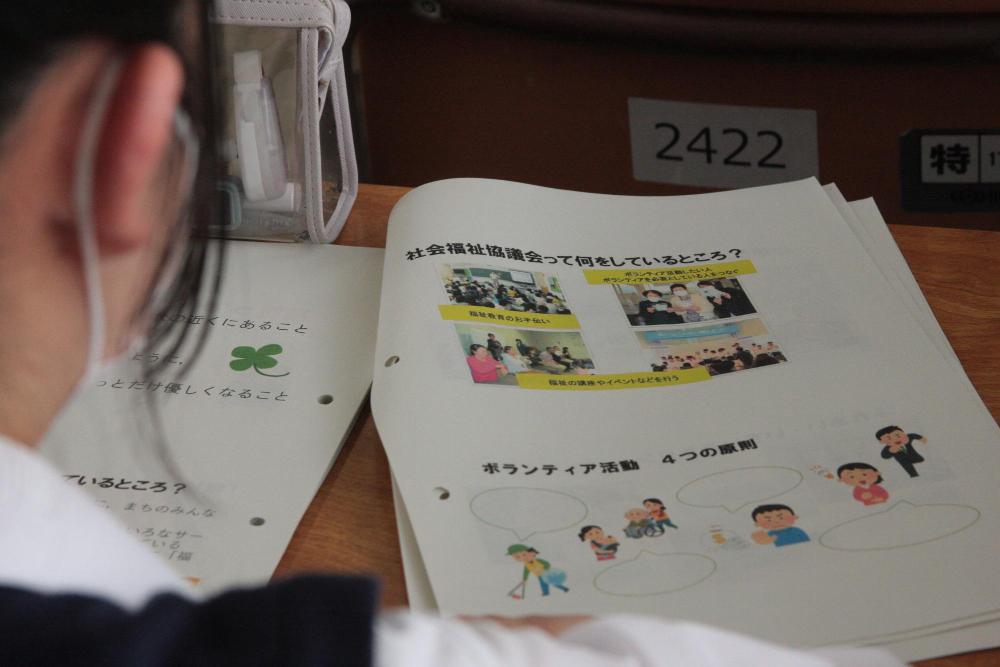 役場職員による深堀講座の様子（生徒のグループワーク）