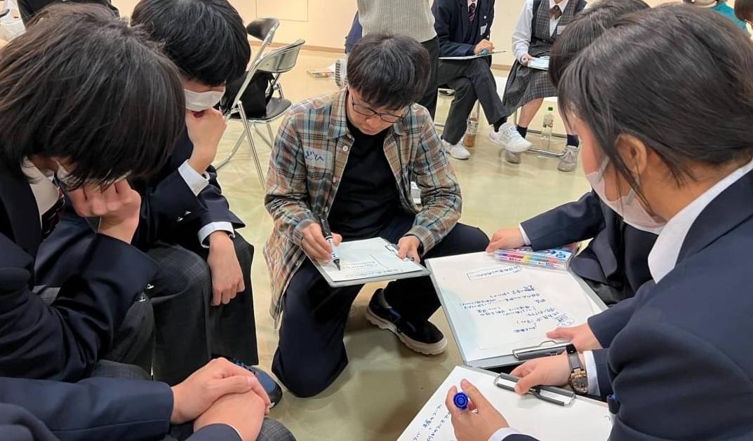 カフェについて議論する様子