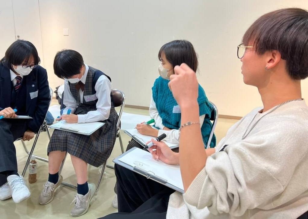 インスタについて議論する様子