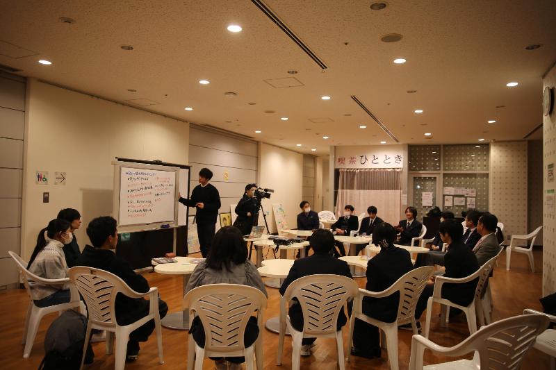 村長とわかものが対話する様子