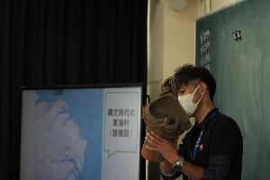 土器などを実際に持ってきて説明する歴史の講義