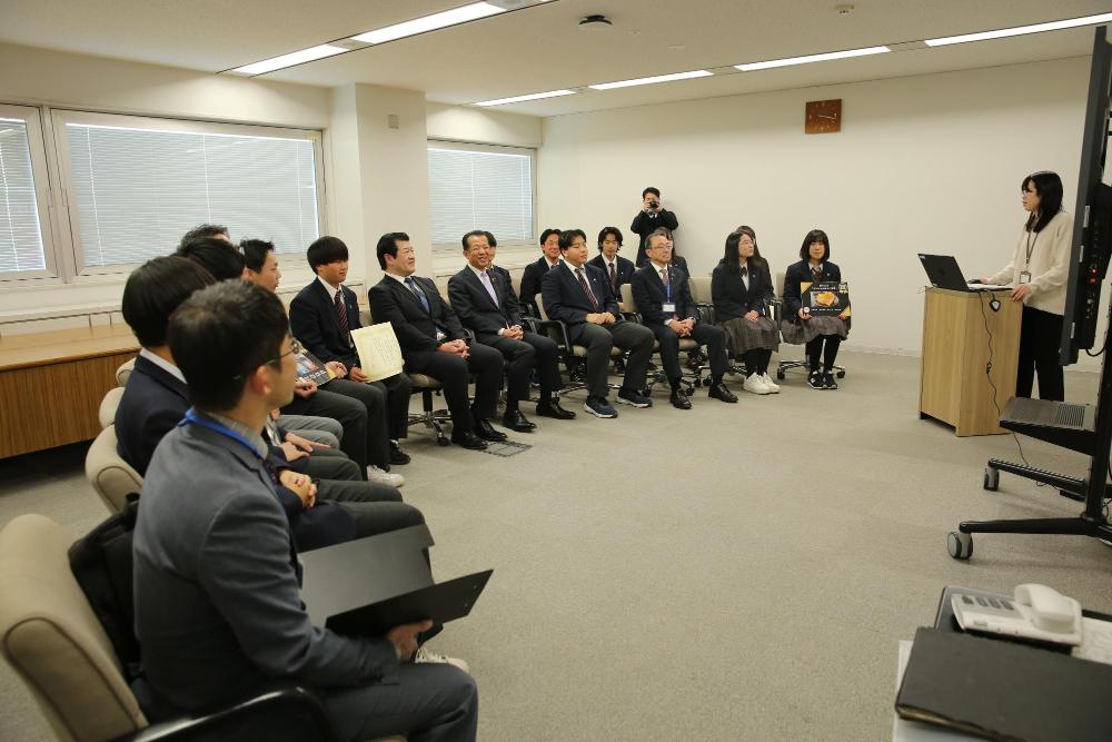 村長，副村長，教育長，生徒たちが語り合う様子