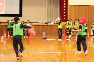 イモゾーリレーをする生徒たち