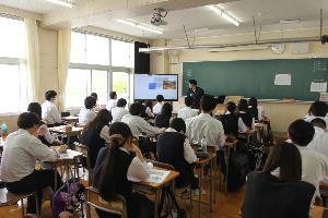 公共施設に関する授業をする様子