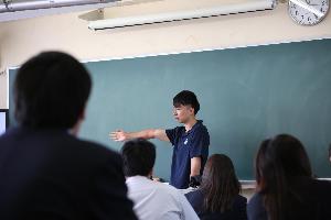 東海村に関する説明をする職員