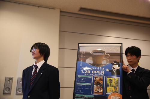 カフェについて説明する様子＿アップ