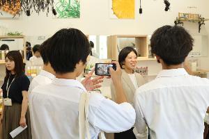 鈴木ハーブ研究所でインタビューする様子