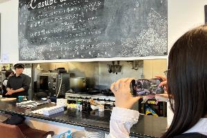 カジュアルダイニングエビを取材する様子