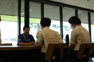 歴史と未来の交流館でインタビューする様子