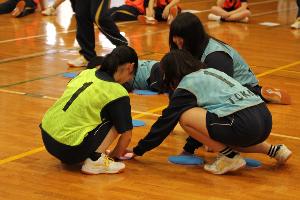 スポーツの授業に参加する東海高校の生徒