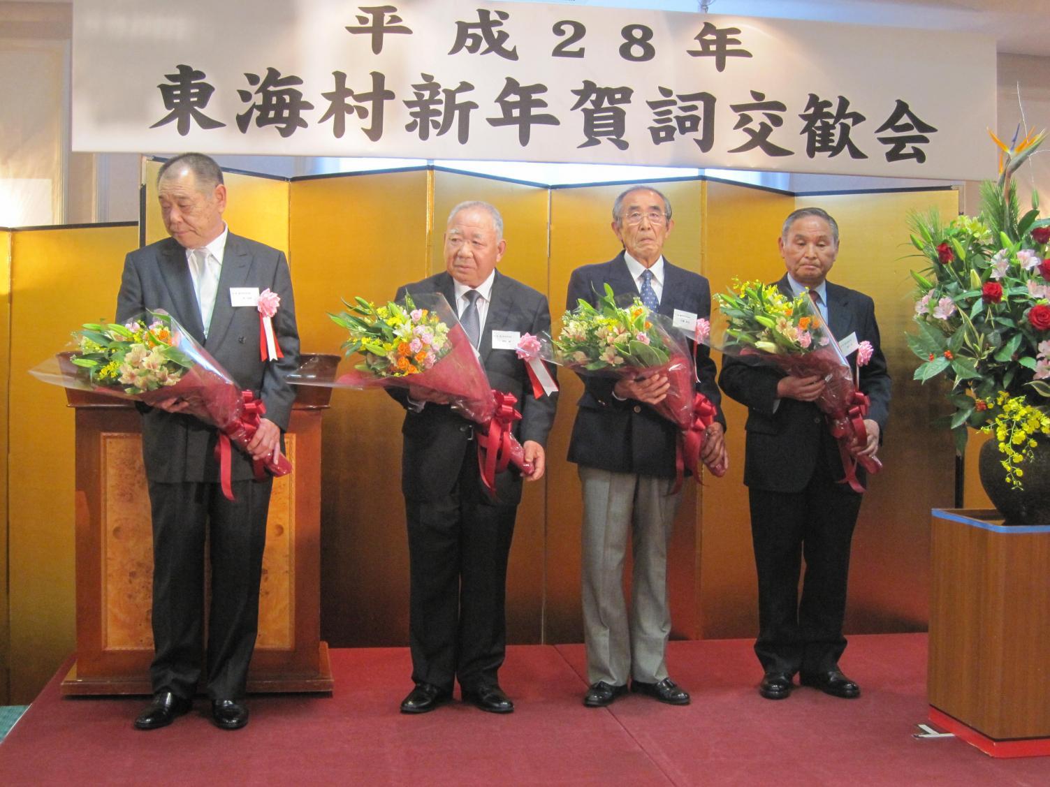春秋叙勲受章者の方4名が花束を抱えている写真