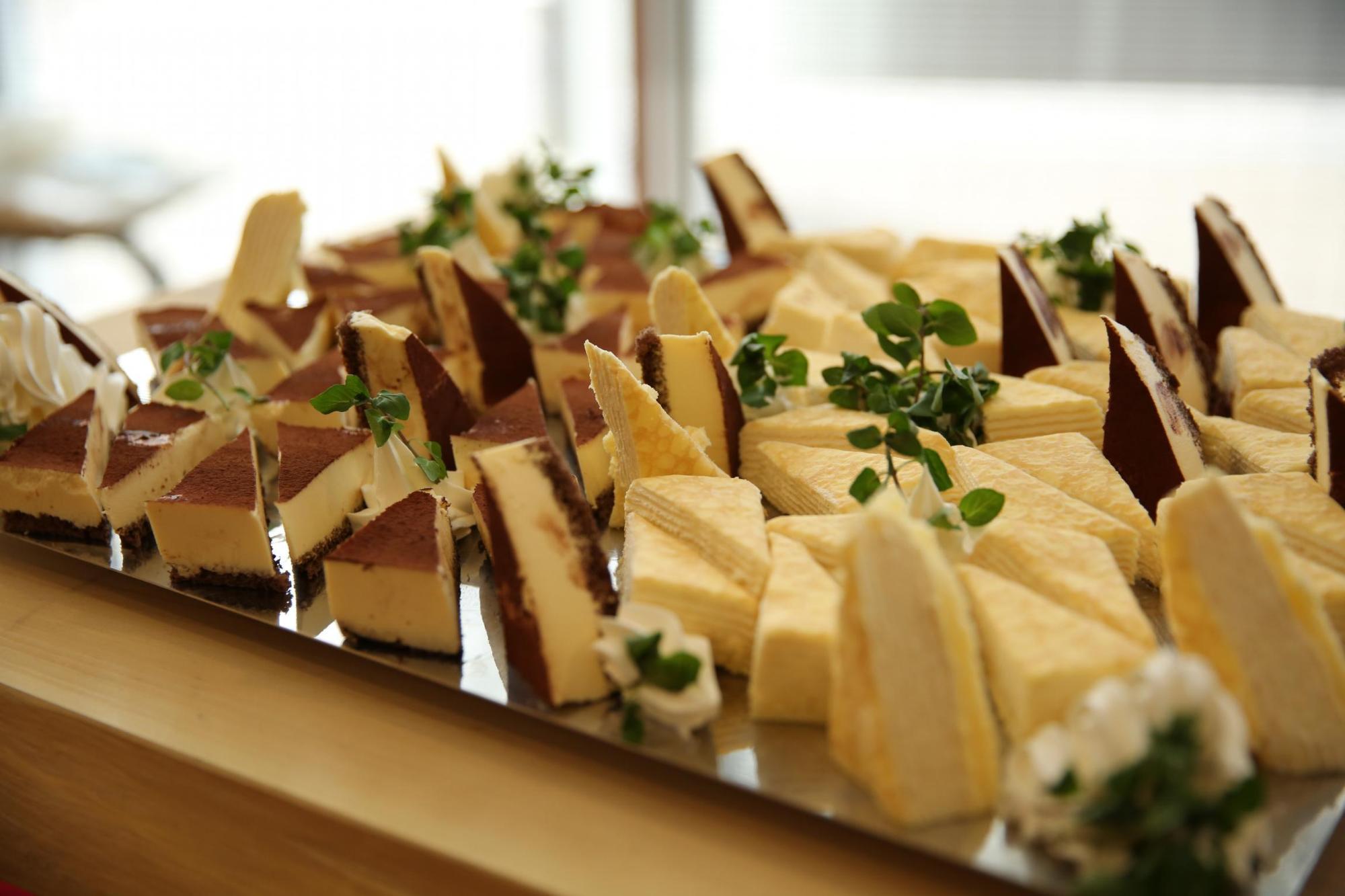 チーズケーキとミルクレープが一口サイズに並べられている写真