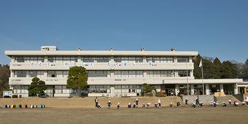 東海村立村松小学校の外観写真（グーグルマップの公共施設の地図へのリンク）