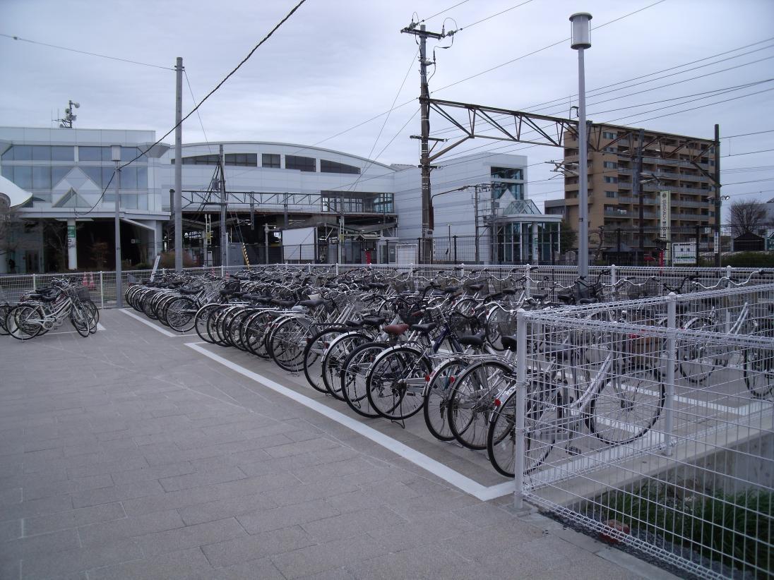 自転車の並ぶ、駅西第1駐輪場Bの写真
