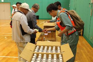 安定ヨウ素剤を配布している様子